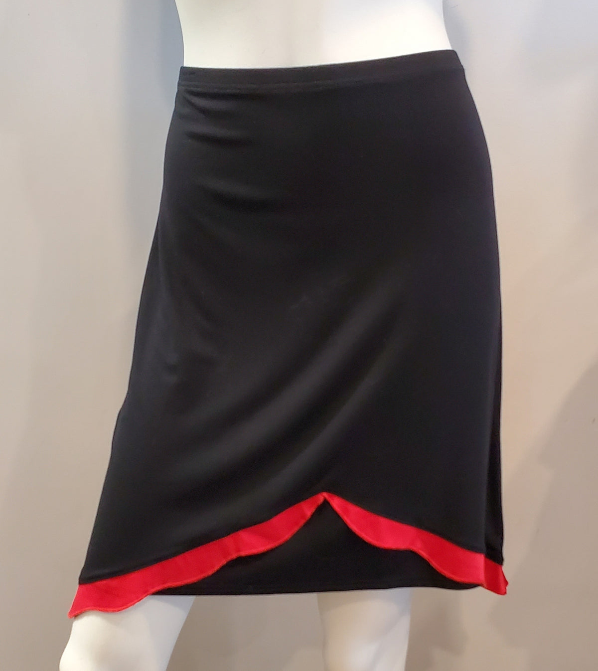 Jupe noir satin rouge medium par Myco Anna