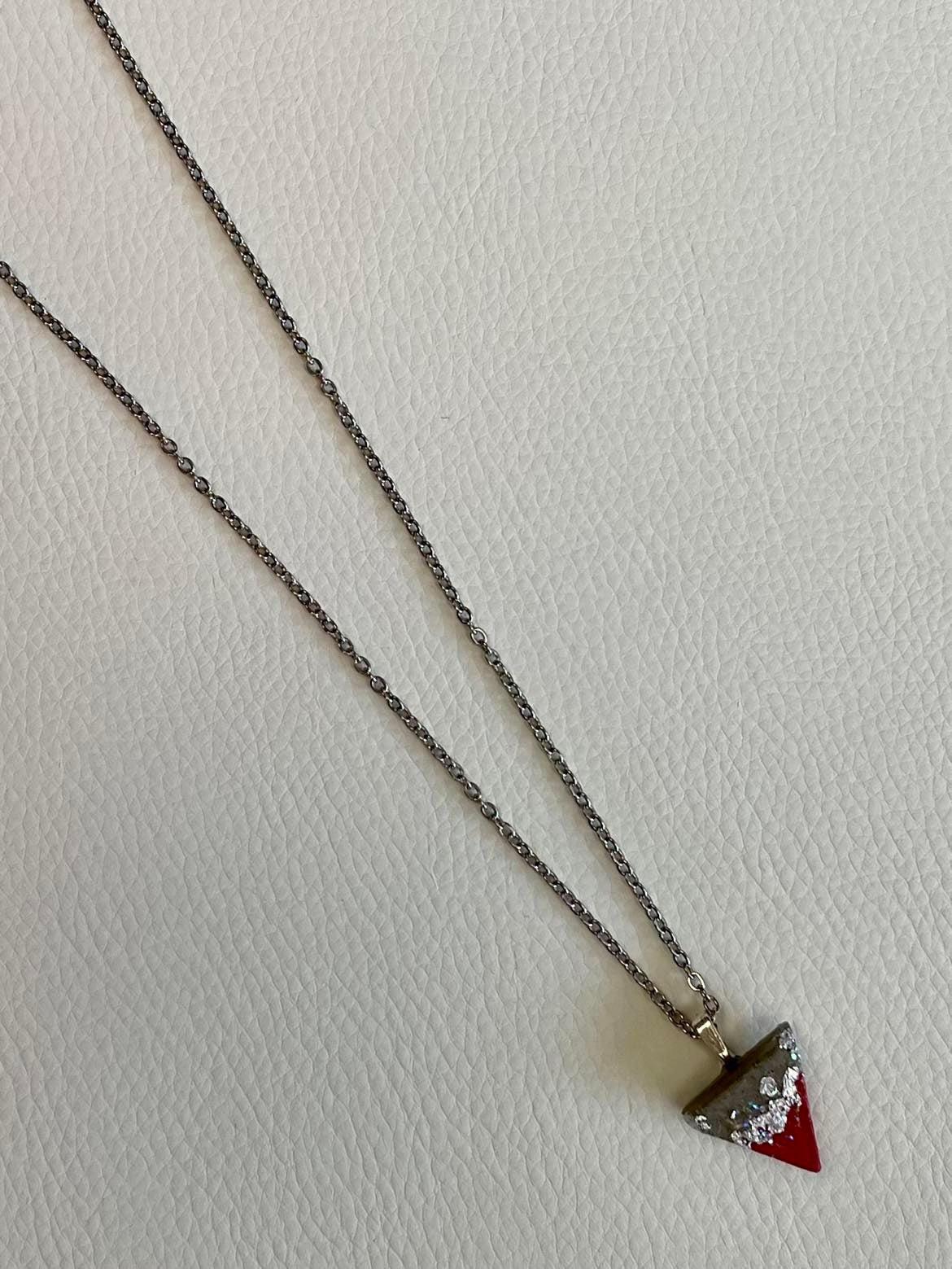 Collier triangle rouge par La voleuse de triangles