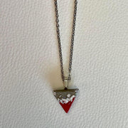 Collier triangle rouge par La voleuse de triangles